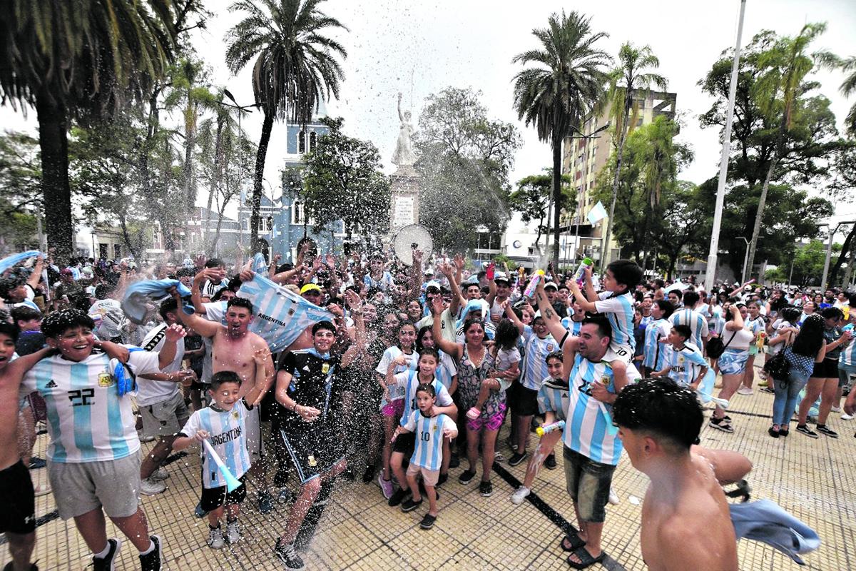 CONVOCATORIA. La plaza Mitre de Concepción fue el lugar de concentración de los hinchas para festejar el triunfo.