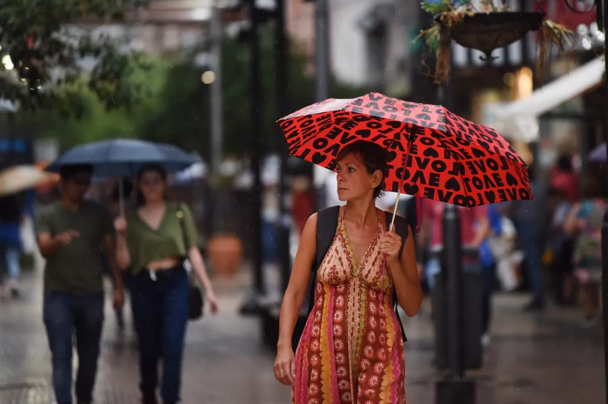 Los tucumanos, con paraguas. FOTO LA GACETA / Analía Jaramillo.