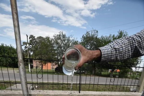 Un vecino de Alpachiri habilitó un caño de agua público