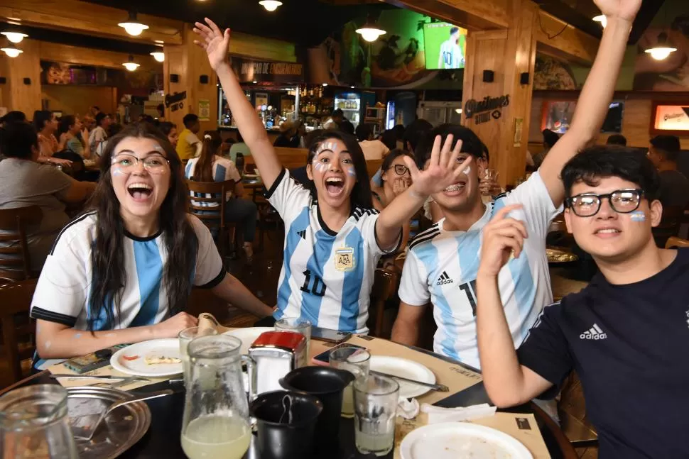 FELICIDAD. Argentina ganaba y un grupo de amigos gozaba. La historia iba a cambiar. 