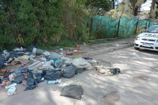 Le convirtieron la vereda en basural