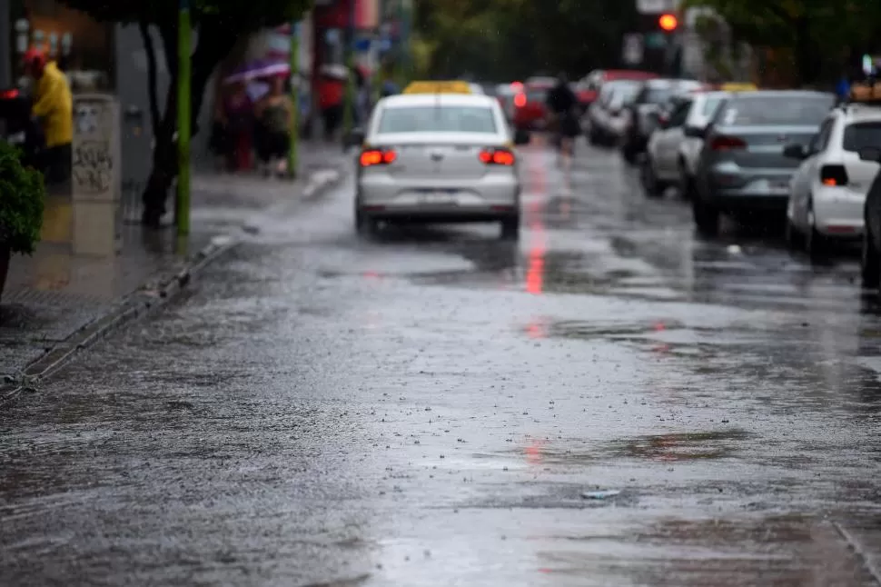 CALZADA TAPADA. Cada lluvia genera los consabidos inconvenientes.