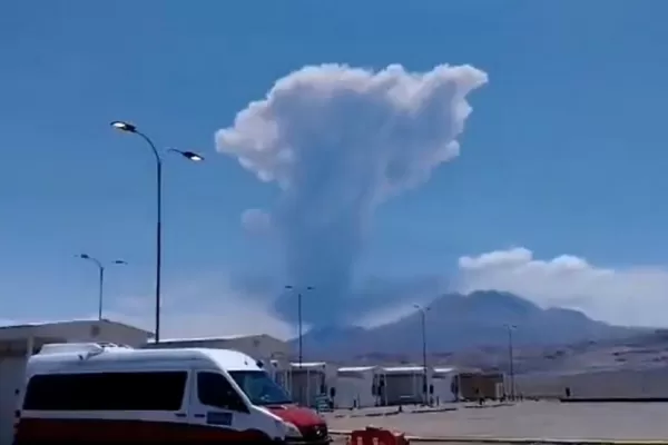 El volcán Láscar pone en alerta amarilla a Chile
