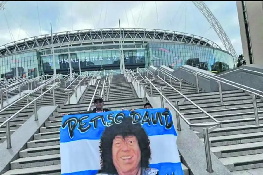 EN WEMBLEY. Lobos posó con el trapo en el que aparece “La Mona” Jiménez.