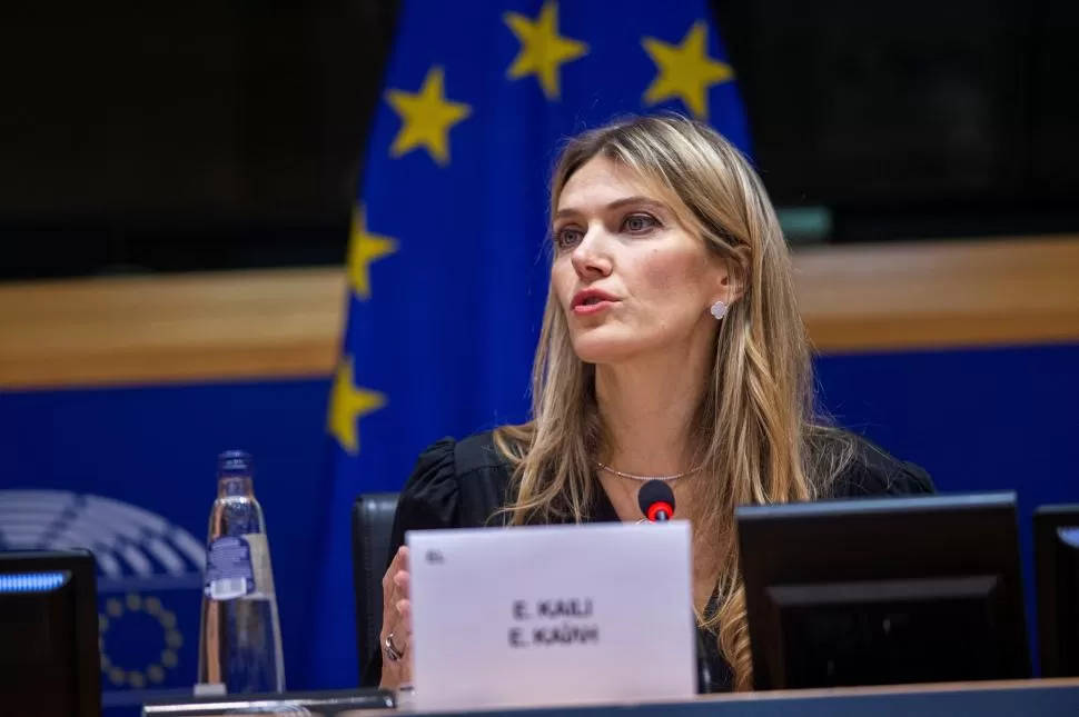 CAÍDA. Eva Kaili, de 44 años, conductora de televisión en Grecia y diputada por la socialdemocracia en su país; asumió como eurodiputada este año. 