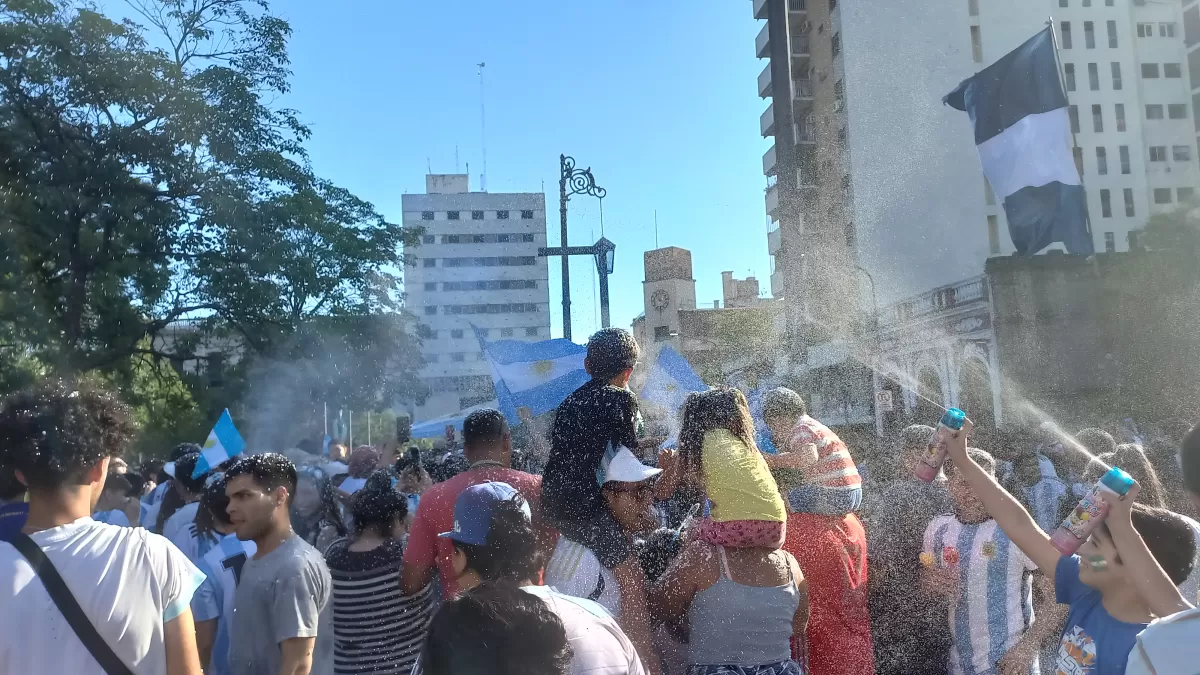 Así festejaron los tucumanos el pase de la Selección a la final del Mundial