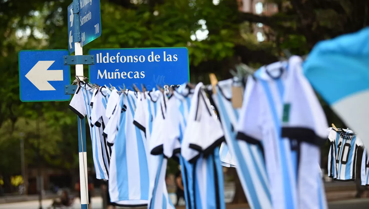 ILUSIONADOS. Los ambulantes esperan que las ventas mejoren si Argentina consigue otra victoria en Qatar 2022.