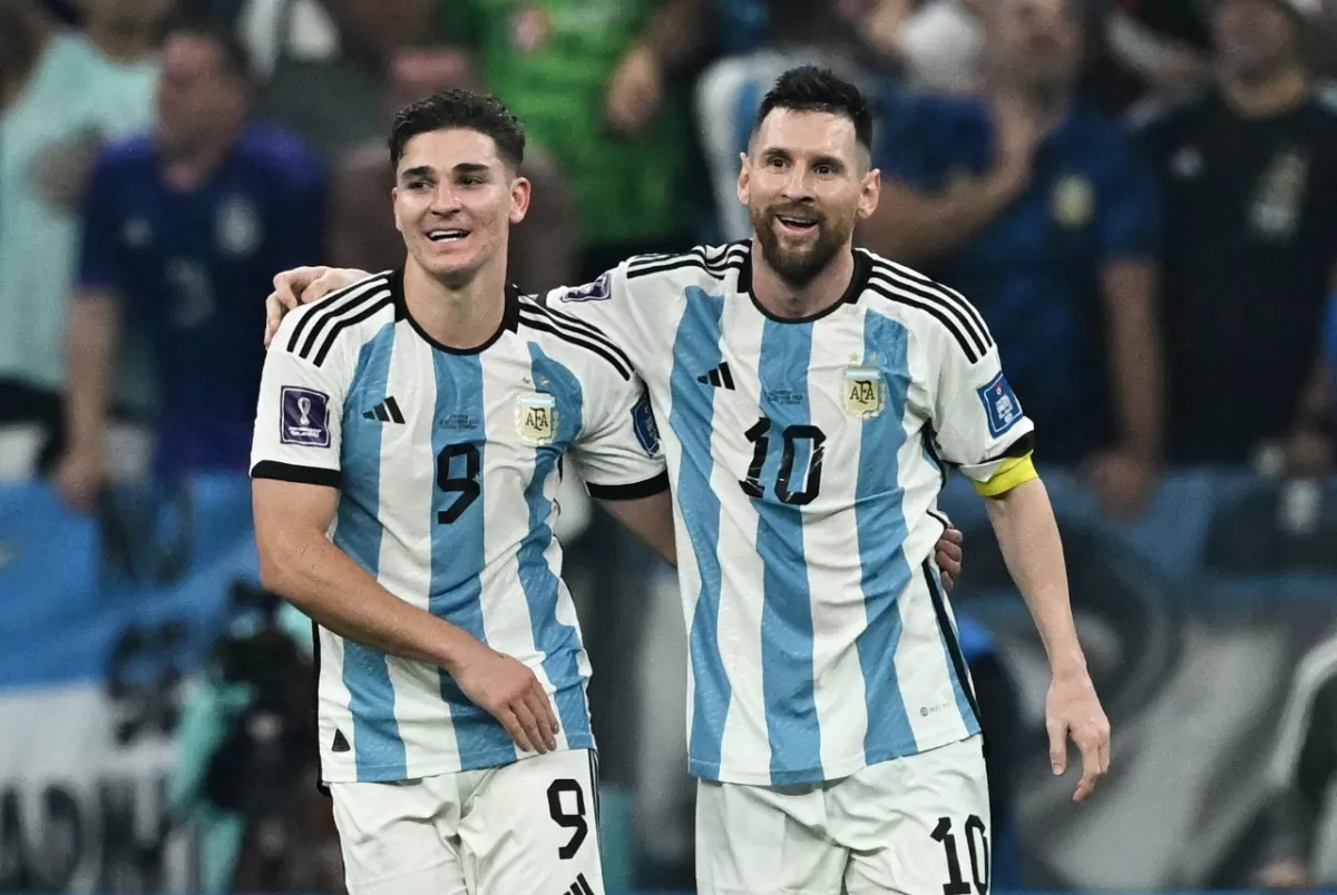 Messi y Álvarez, con la tradicional camiseta.