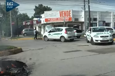 Yerba Buena: taxistas cortaron las calles y quemaron cubiertas afuera de la Municipalidad