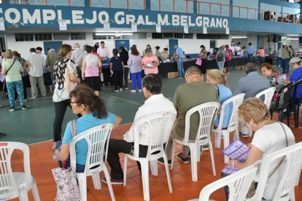 Boleto gratuito para jubilados: hoy se sumó personal y dieron bebidas, caramelos, té y café
