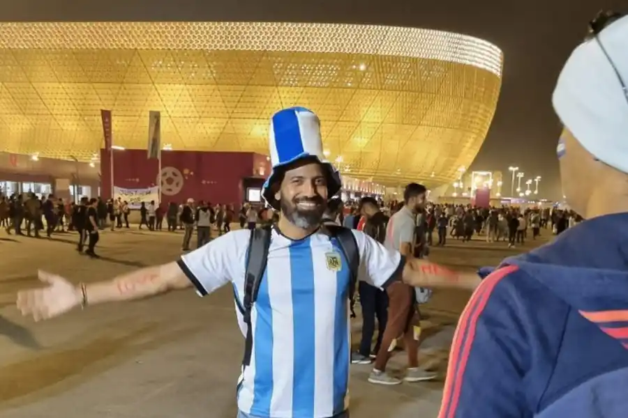 UN RECUERDO. No hay hincha de la Selección que no se tome una foto con el estadio de fondo.