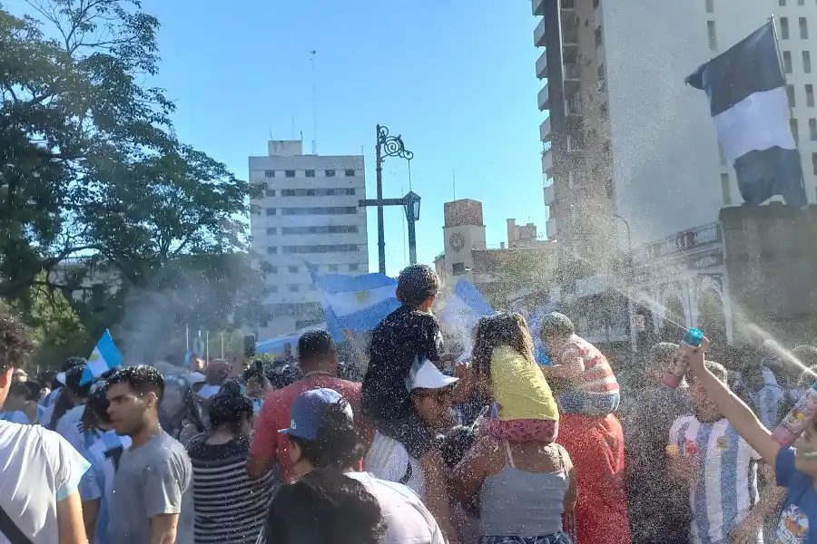 Así festejaron los tucumanos el pase de la Selección a la final del Mundial