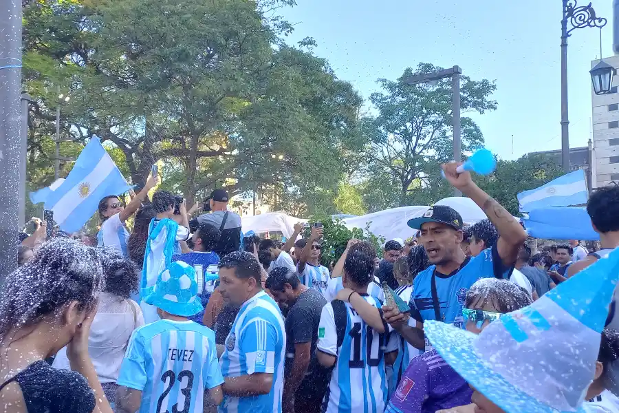 Así festejaron los tucumanos el pase de la Selección a la final del Mundial