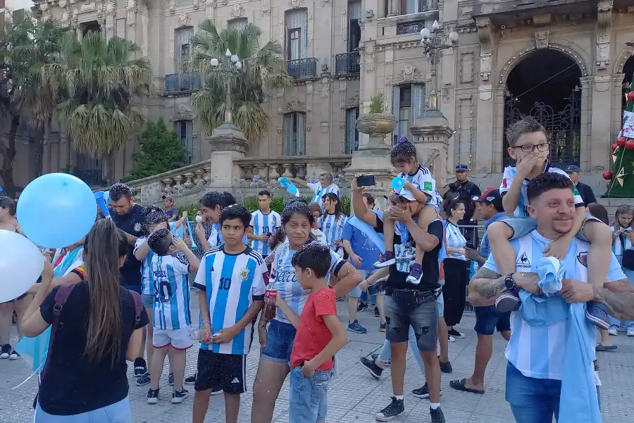 Así festejaron los tucumanos el pase de la Selección a la final del Mundial