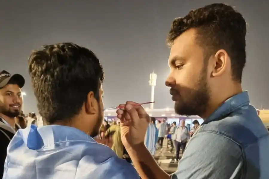 CELESTE Y BLANCO. Los hinchas argentinos se pintan los colores de la camiseta en la previa al partido ante Croacia.
