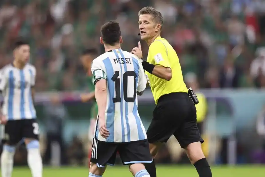 Mundial de Qatar: Leo Messi le hace un reclamo a Orsato