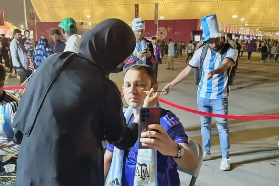 UN RETOQUE. Algunos de los simpatizantes pasaron por los puestos para pintarse la bandera argentina.