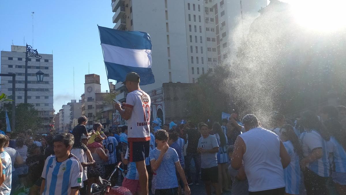 Así festejaron los tucumanos el pase de la Selección a la final del Mundial