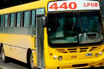 Secuestró un colectivo con pasajeros y manejó hasta su casa: “No llego a ver el partido”