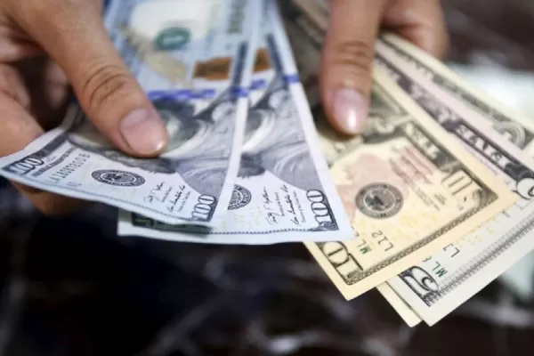 El dólar blue trepa hasta los $ 320, su máximo valor en cuatro meses