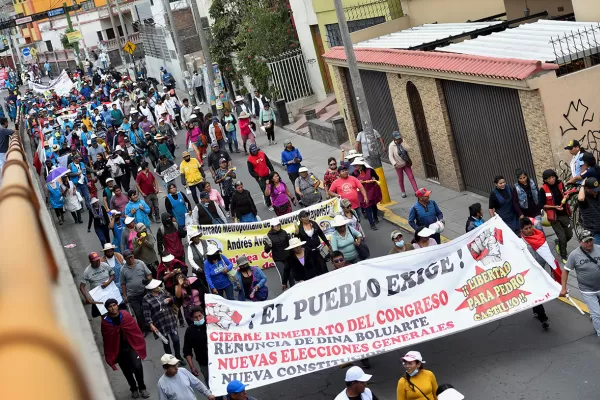El plan de adelantar elecciones no frena las protestas en Perú