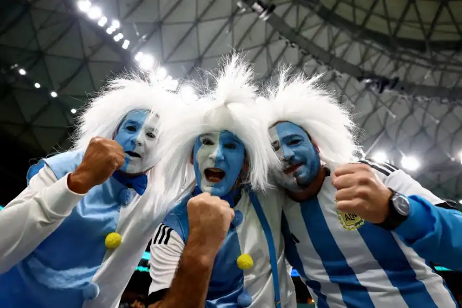 PUÑO APRETADO. Los hinchas argentinos le pusieron todo el color y el calor al estadio Lusail. Argentina le ganó a Croacia por 3-0 de manera cómoda, por lo que no hubo margen para el sufrimiento. El disfrute de los argentinos fue total. 