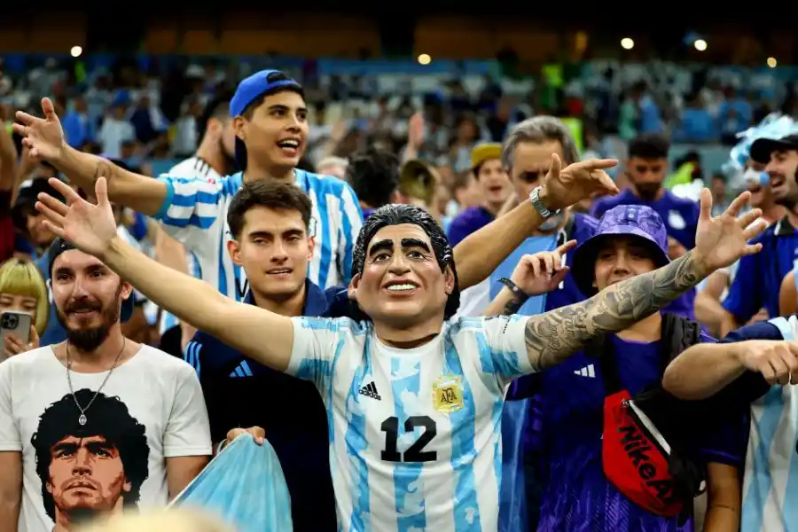 DIEGO POR DOS. Un hincha con la máscara de Maradona, a su lado, otro simpatizante tiene una remera de Diego.