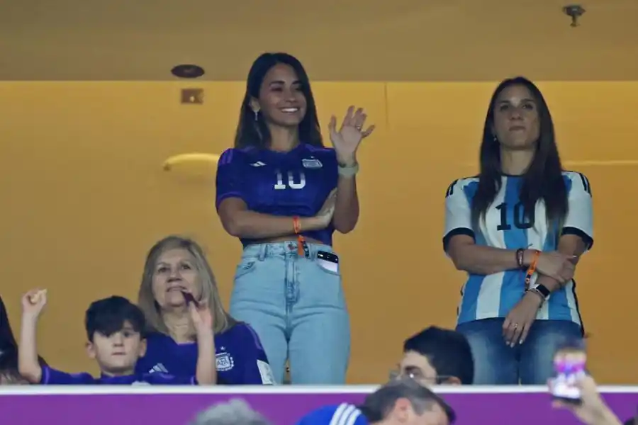 FAMILIA MESSI. Antonella saluda, Celia (mamá de “Leo”) sostiene a Mateo Messi.