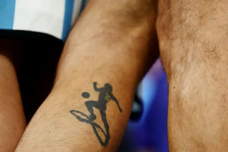 EN LA PIEL. En diferentes formas, Maradona está presente en Qatar 2022.