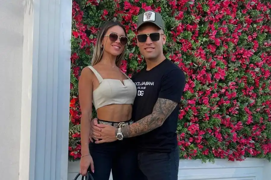 BIEN CERQUITA. Lautaro Martínez es acompañado en Qatar por su pareja Agustina Gandolfo.
