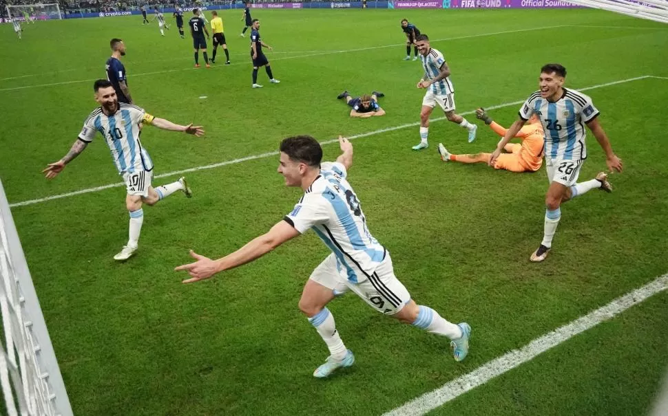CON EL ALMA. Julián Álvarez va en busca del abrazo de Lionel Messi en el primer gol que marcó después de haber desparramado a los defensores del seleccionado balcánico. reuters