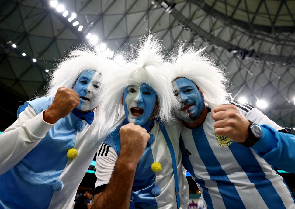 PUÑO APRETADO. Los hinchas argentinos le pusieron todo el color y el calor al estadio Lusail. Argentina le ganó a Croacia por 3-0 de manera cómoda, por lo que no hubo margen para el sufrimiento. El disfrute de los argentinos fue total. 