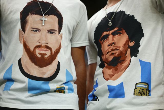 DOS GENIOS. Las imágenes de Messi y Maradona, en banderas y remeras, se multiplican partido a partido en Qatar.