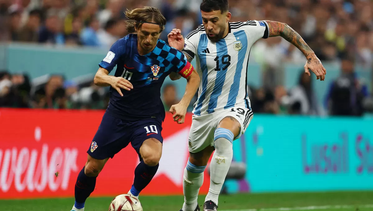 EXPERIENCIA. Nicolás Otamendi intenta controlar a Luka Modric durante el partido entre Argentina y Croacia.