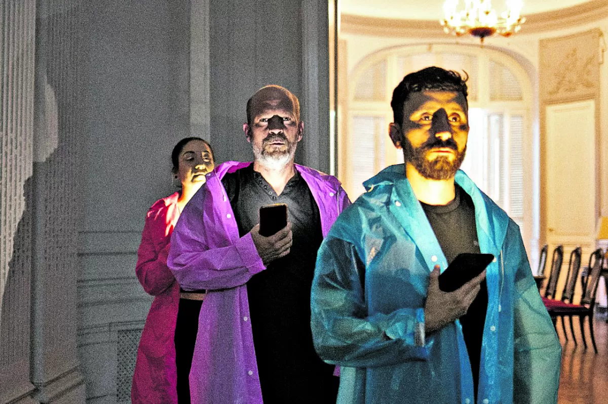 Teatro tucumano: “El enjambre” construye una narrativa hipervincular
