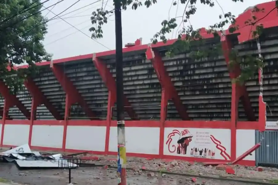 DERRUMBE. Un trozo de la tribuna Pellegrini cayó sobre la vereda de calle Pellegrini. 