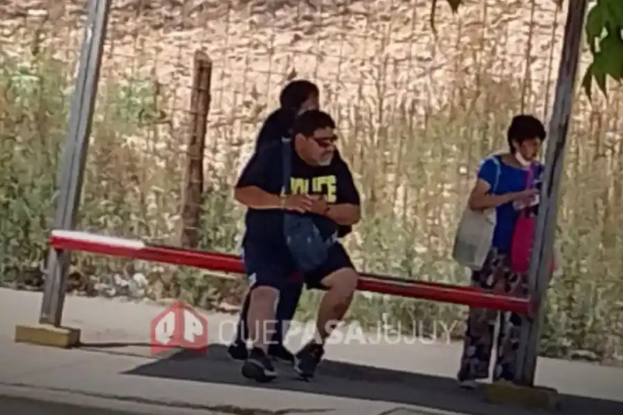 ¡Insólito! En Jujuy afirman que vieron a Diego Maradona en una parada de colectivos
