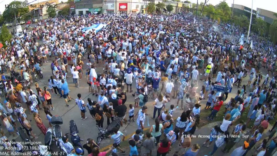 ¿DÓNDE ESTÁ EL MÁSTIL? Miles de personas decidieron reunirse el martes en la emblemática esquina de Yerba Buena para celebrar la clasificación de la “Scaloneta” a la final de la Copa del Mundo. 