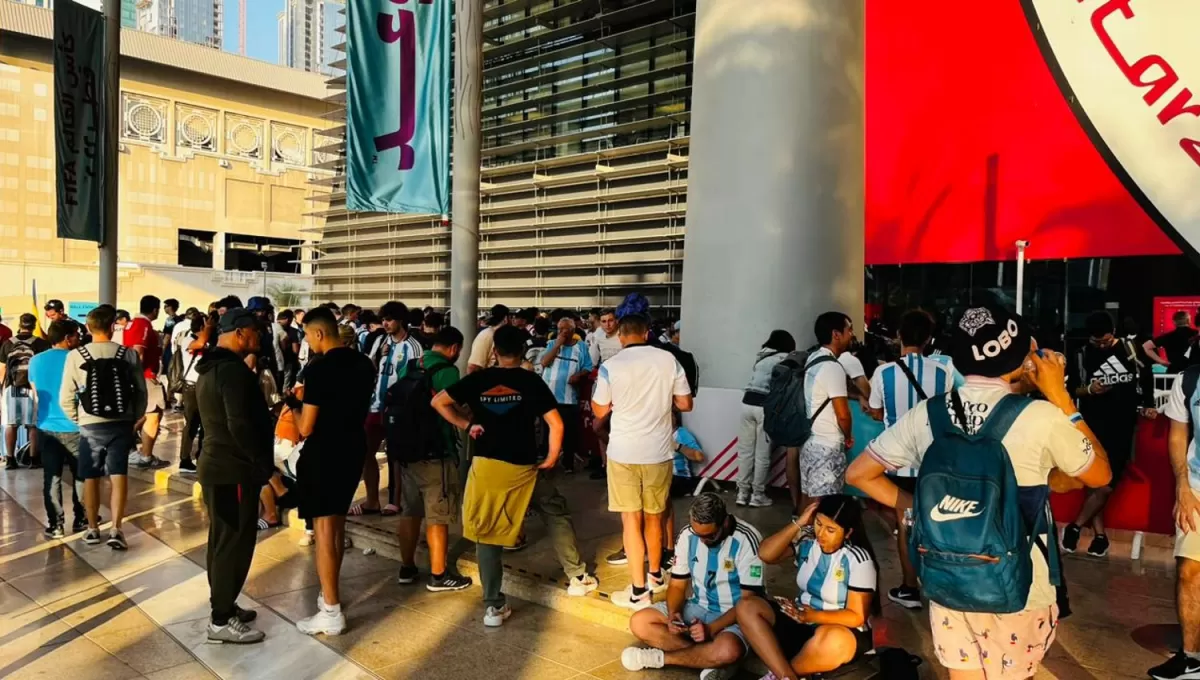 A LA ESPERA. Casi 3.000 hinchas argentinos se encuentran en Doha sin entradas para el partido entre Argentina y Francia.