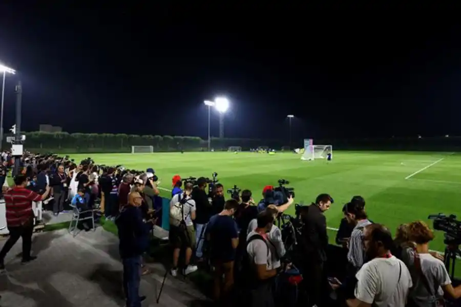 EL CENTRO DE LAS MIRADAS DE LA JORNADA. Decenas de periodistas de todo el mundo coparon las instalaciones donde la Selección realizó una práctica. Estuvieron en el lugar apenas 15 minutos. 