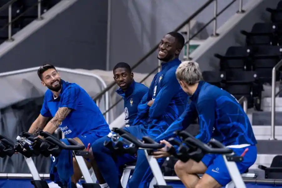 RELAJAMIENTO. Jugadores franceses se divierten en un momento de  la recuperación.