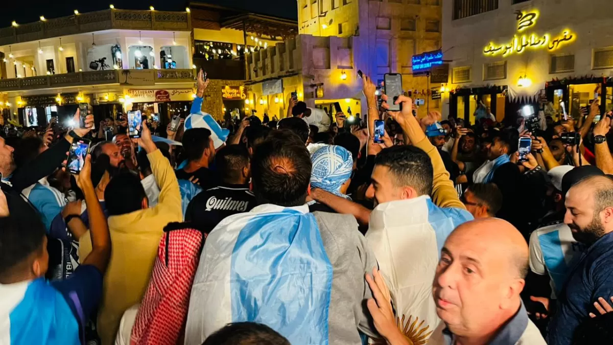 Al séptimo día, no descansaron: los hinchas le regalaron a la Selección un último banderazo