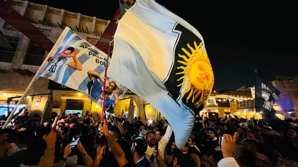 MUNDIAL DE QATAR 2022. Miles de argentinos participaron del último banderazo. 