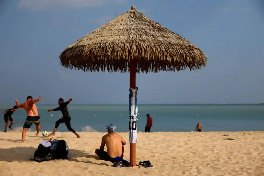 DÍA DE PLAYA. Piluso, fútbol y sol. Un fanático argentino disfruta una de las últimas jornadas de sol en Qatar.
