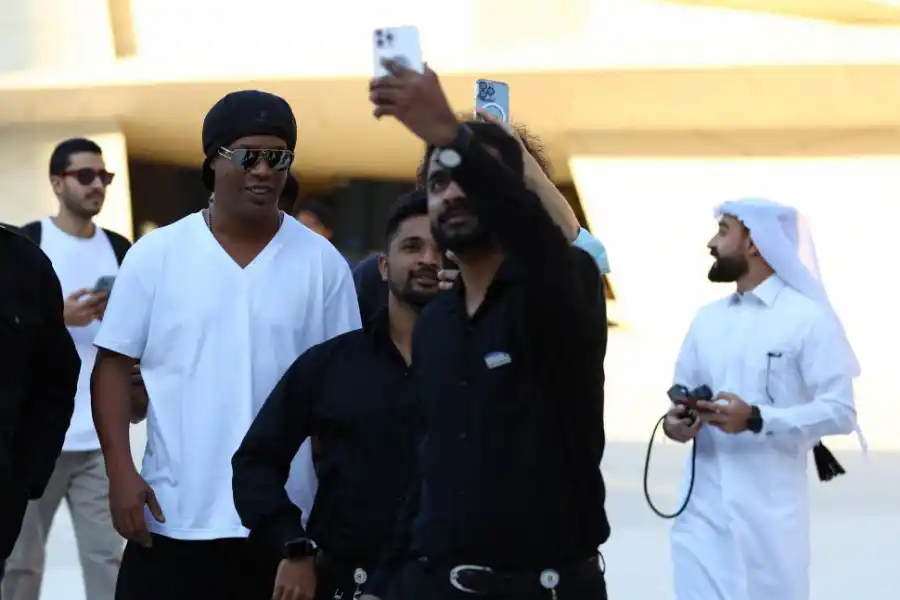 ESTRELLA MUNDIAL. Ronaldinho y varios agentes de seguridad en Doha.
