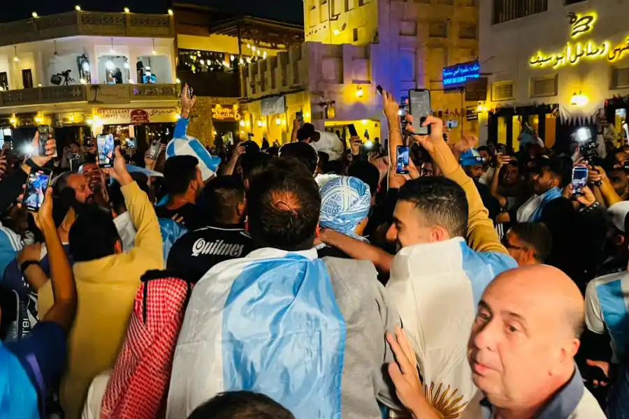 Al séptimo día, no descansaron: los hinchas le regalaron a la Selección un último banderazo