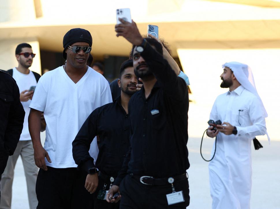 ESTRELLA MUNDIAL. Ronaldinho y varios agentes de seguridad en Doha.
