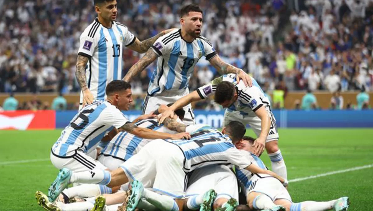 TODOS JUNTOS. La Selección Argentina celebra la apertura del marcador en la final del Mundial Qatar 2022 ante Francia.