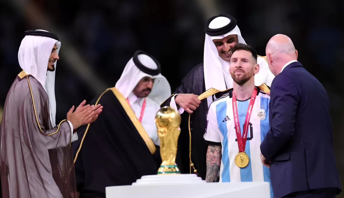 Mundial de Qatar: qué es la capa que usó Lionel Messi para levantar la copa