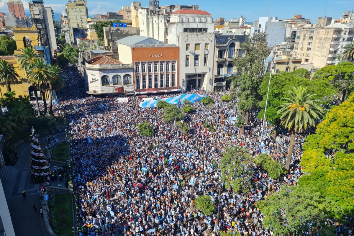 EN LA PLAZA. Miles de tucumanos se reunieron frente a Casa de Gobierno para celebrar la consagración argentina. 